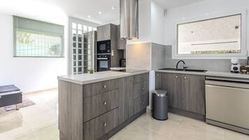 Fridge, microwave, dishwasher, coffee/tea maker