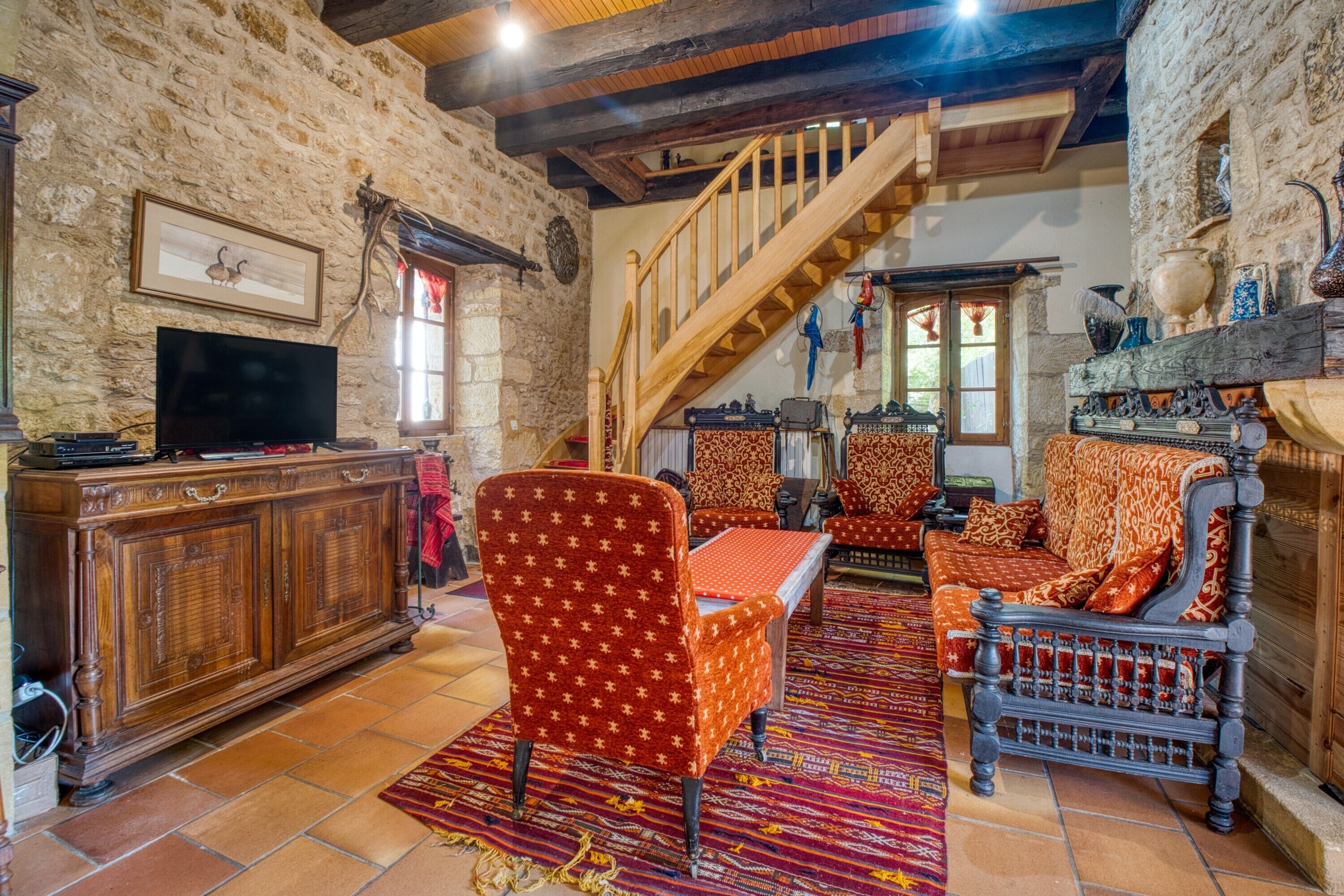 Televisie, een dvd-speler en een stereo