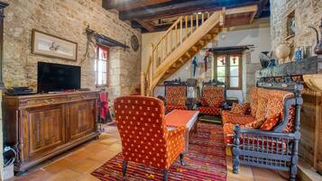 Televisie, een dvd-speler en een stereo