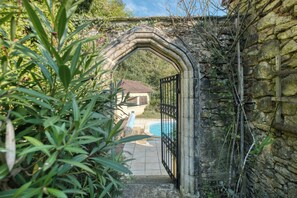 Property grounds - Holiday Home 'Cottage Périgourdin' with Private Pool, Private Terrace and Wi-Fi (Saint-André-d'Allas)