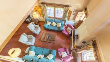 Televisie, een open haard, een dvd-speler en een stereo