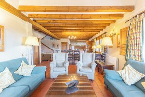 Televisie, een open haard, een dvd-speler en een stereo