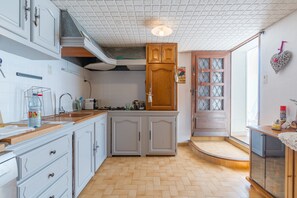 Køleskab, mikrobølgeovn, kogeplade, opvaskemaskine