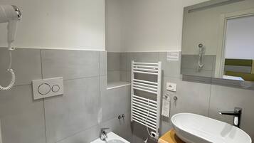 Dutxa, assecador de cabells i tovalloles