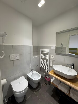 Dusj, hårføner og håndklær