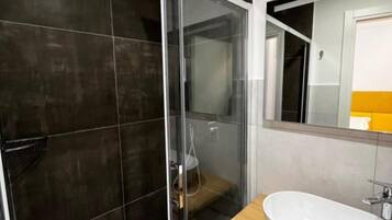 Een douche, een haardroger, handdoeken