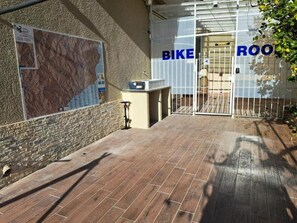 Property grounds - 'Joyfül Accomodation Camera 6' with Wi-Fi and Air Conditioning (Finale Ligure)