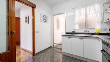 Kylskåp, mikrovågsugn, ugn och brödrost