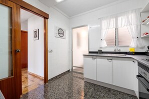 Fridge, microwave, oven, toaster - Apartment 'Sant Carles' with Sea View, Balcony and Wi-Fi (La Ràpita)