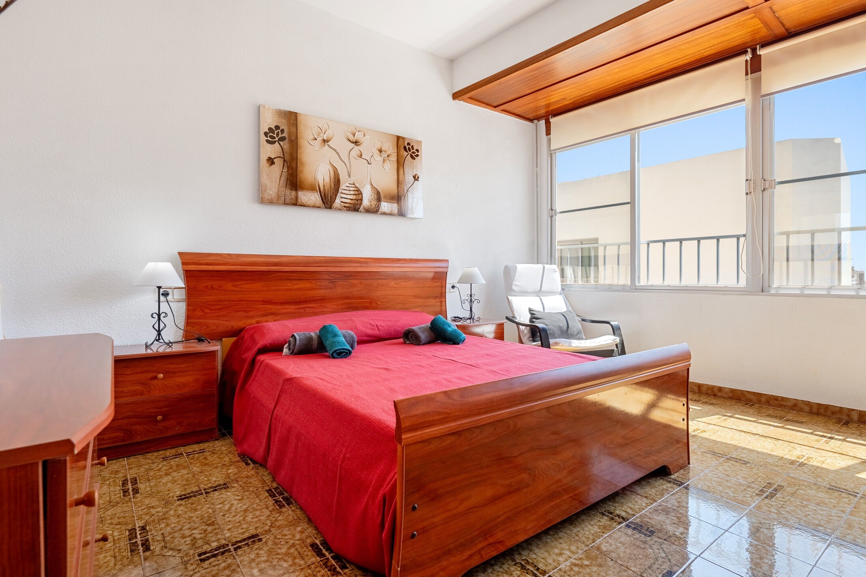 3 slaapkamers, een strijkplank/strijkijzer, gratis wifi, beddengoed