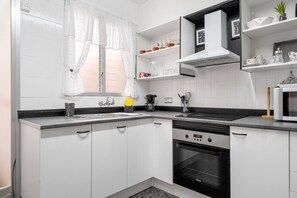 Fridge, microwave, oven, toaster - Apartment 'Sant Carles' with Sea View, Balcony and Wi-Fi (La Ràpita)