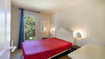 2 chambres, fer et planche Ă repasser