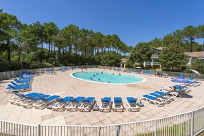 A heated pool - Holiday Home 'Maison Domaine Du Golf De Pinsolle' with Private Terrace, Private Garden and Balcony (Soustons)