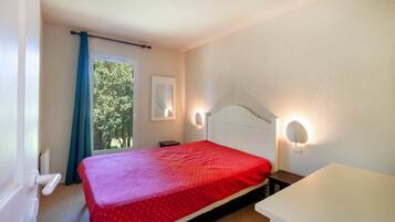 2 bedrooms, iron/ironing board