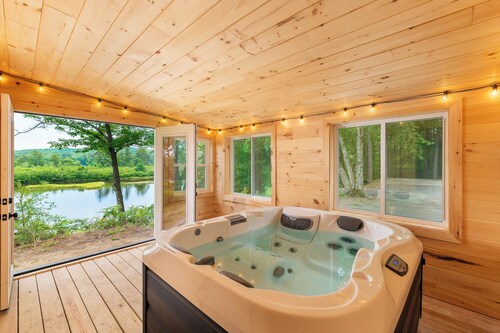 Waterfront! HotTub-Kayak-On Snowmobile Trail-Massage chair-Sauna-On Hiking Trail