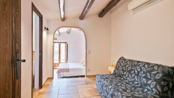 5 bedrooms, iron/ironing board, free WiFi, bed sheets