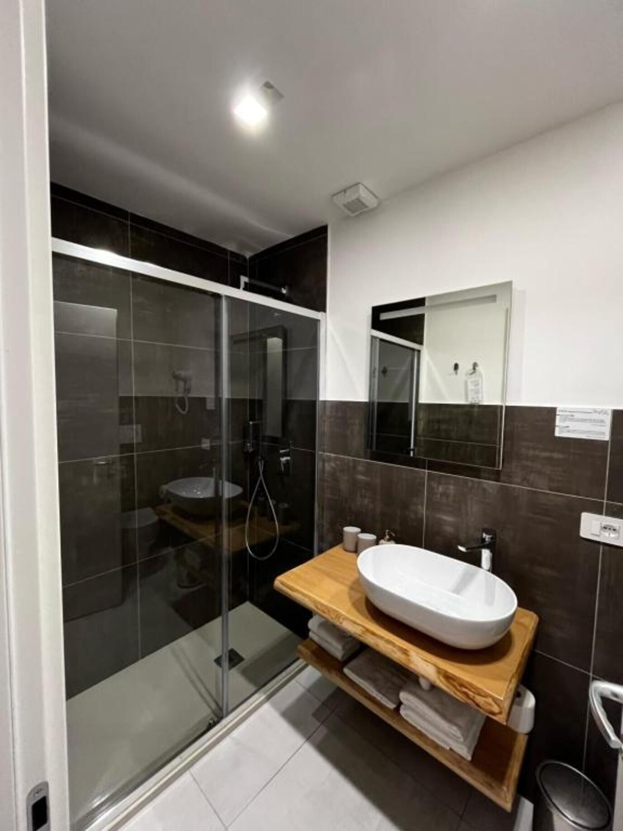 Douche, sèche-cheveux, serviettes fournies