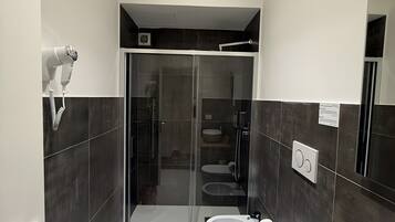 Dutxa, assecador de cabells i tovalloles