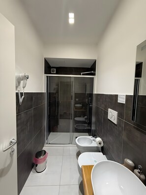 Shower, hair dryer, towels - 'Joyfül Accomodation Camera P' with Wi-Fi and Air Conditioning (Finale Ligure)