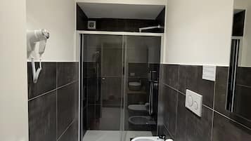 Douche, sĂšche-cheveux, serviettes fournies