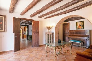 Una televisión, una chimenea, una mesa de tenis de mesa