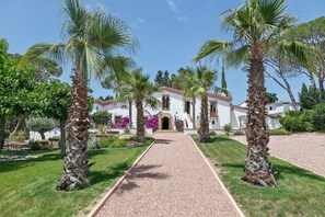 Exterior - Villa 'Masia Luxmarspa' with mountain views, Wi-Fi and air conditioning (Barcelona)