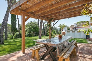 Outdoor dining - Villa 'Masia Luxmarspa' with mountain views, Wi-Fi and air conditioning (Barcelona)