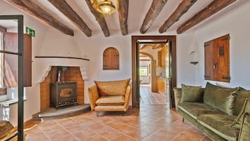 Een televisie, een open haard en een tafeltennistafel