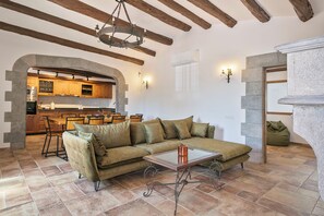 Télévision, cheminée, table de tennis de table