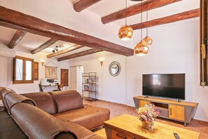 Tv, eldstad och ett bordtennisbord