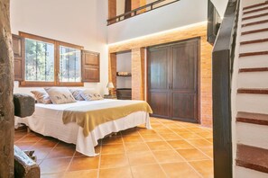 5 bedrooms, iron/ironing board, free WiFi, bed sheets - Villa 'Encanto' with Mountain View, Wi-Fi and Air Conditioning (Tordera)