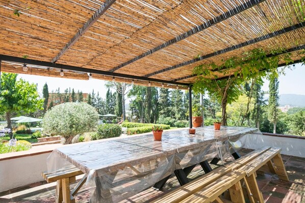 Outdoor dining - Villa 'Encanto' with Mountain View, Wi-Fi and Air Conditioning (Tordera)