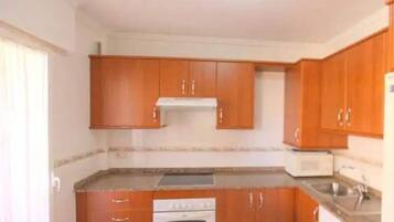 Een koelkast, een oven, een koffiezetapparaat/waterkoker