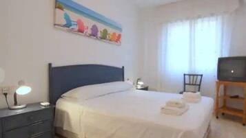 1 slaapkamer, een strijkplank/strijkijzer, gratis wifi, beddengoed