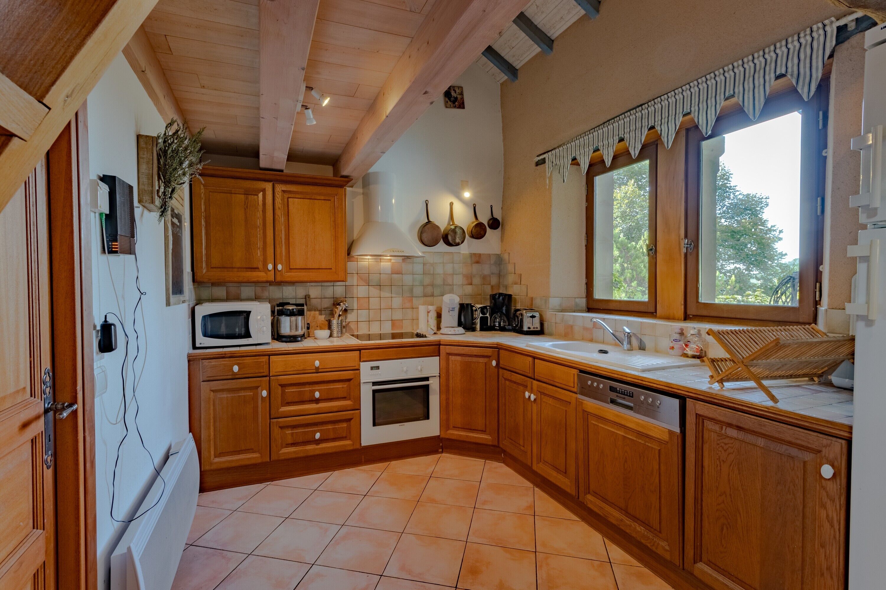 Køleskab, mikrobølgeovn, ovn, kogeplade