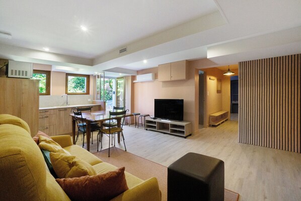 TV, table tennis - Apartment 'Chez Anna' with Mountain View, Wi-Fi and Air Conditioning (Saint-Jean-de-Maurienne)