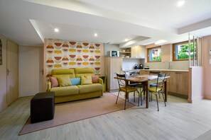 Dining - Apartment 'Chez Anna' with Mountain View, Wi-Fi and Air Conditioning (Saint-Jean-de-Maurienne)