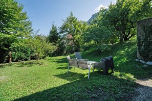 Property grounds - Apartment 'Chez Anna' with Mountain View, Wi-Fi and Air Conditioning (Saint-Jean-de-Maurienne)