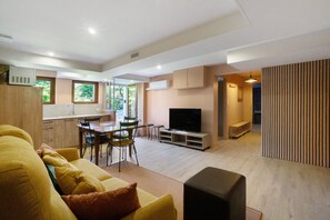 TV, ping pong - Apartment 'Chez Anna' with Mountain View, Wi-Fi and Air Conditioning (Saint-Jean-de-Maurienne)