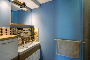 Shower, towels - Apartment 'Chez Anna' with Mountain View, Wi-Fi and Air Conditioning (Saint-Jean-de-Maurienne)