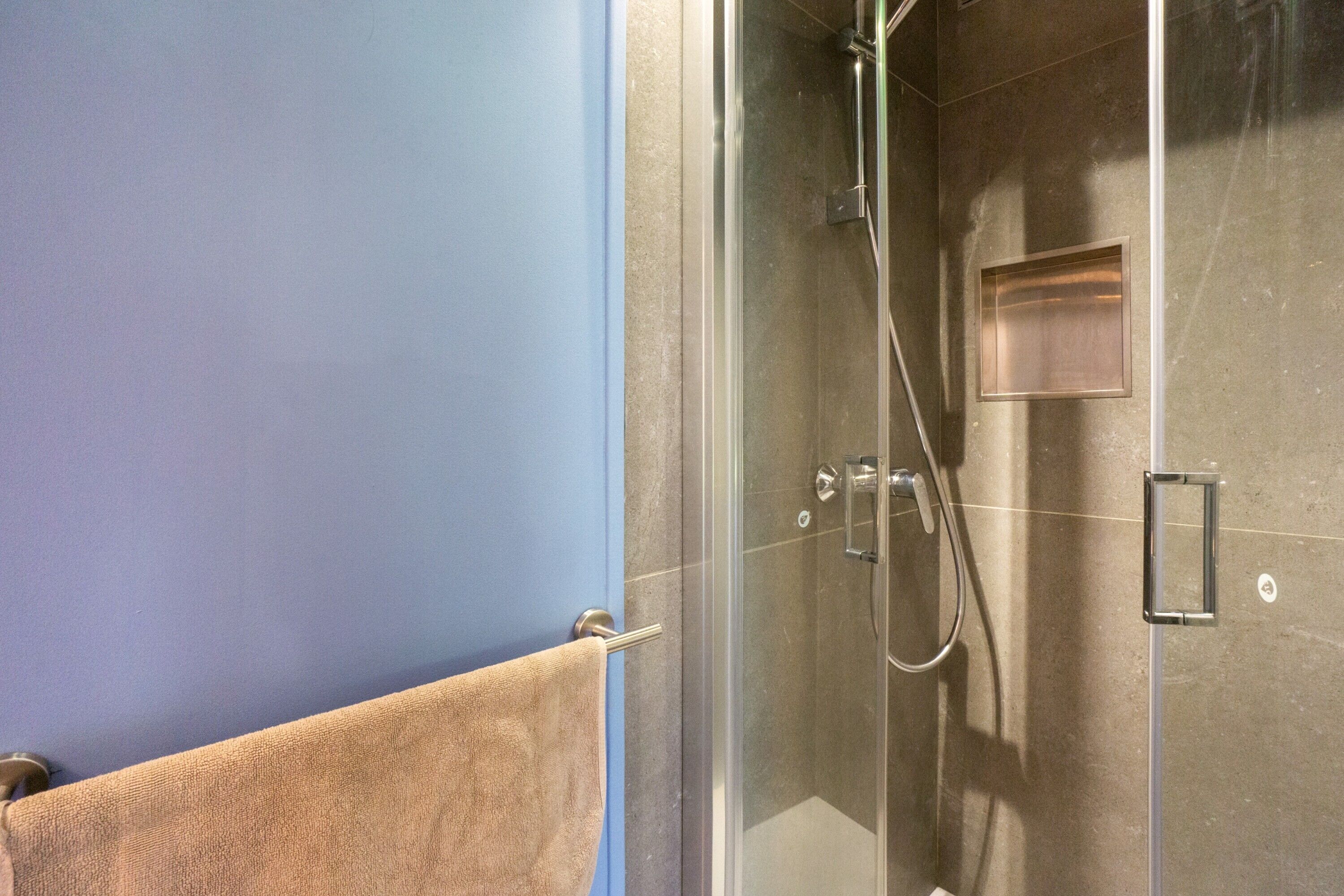 Een douche, handdoeken