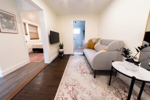 1 habitación, tabla de planchar con plancha, cuna de viaje y wifi