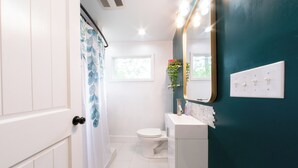 Een douche, een haardroger, handdoeken, zeep