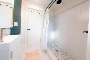 Dusche, Haartrockner, Handtücher, Seife