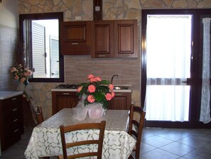 Fridge, oven, stovetop, coffee/tea maker