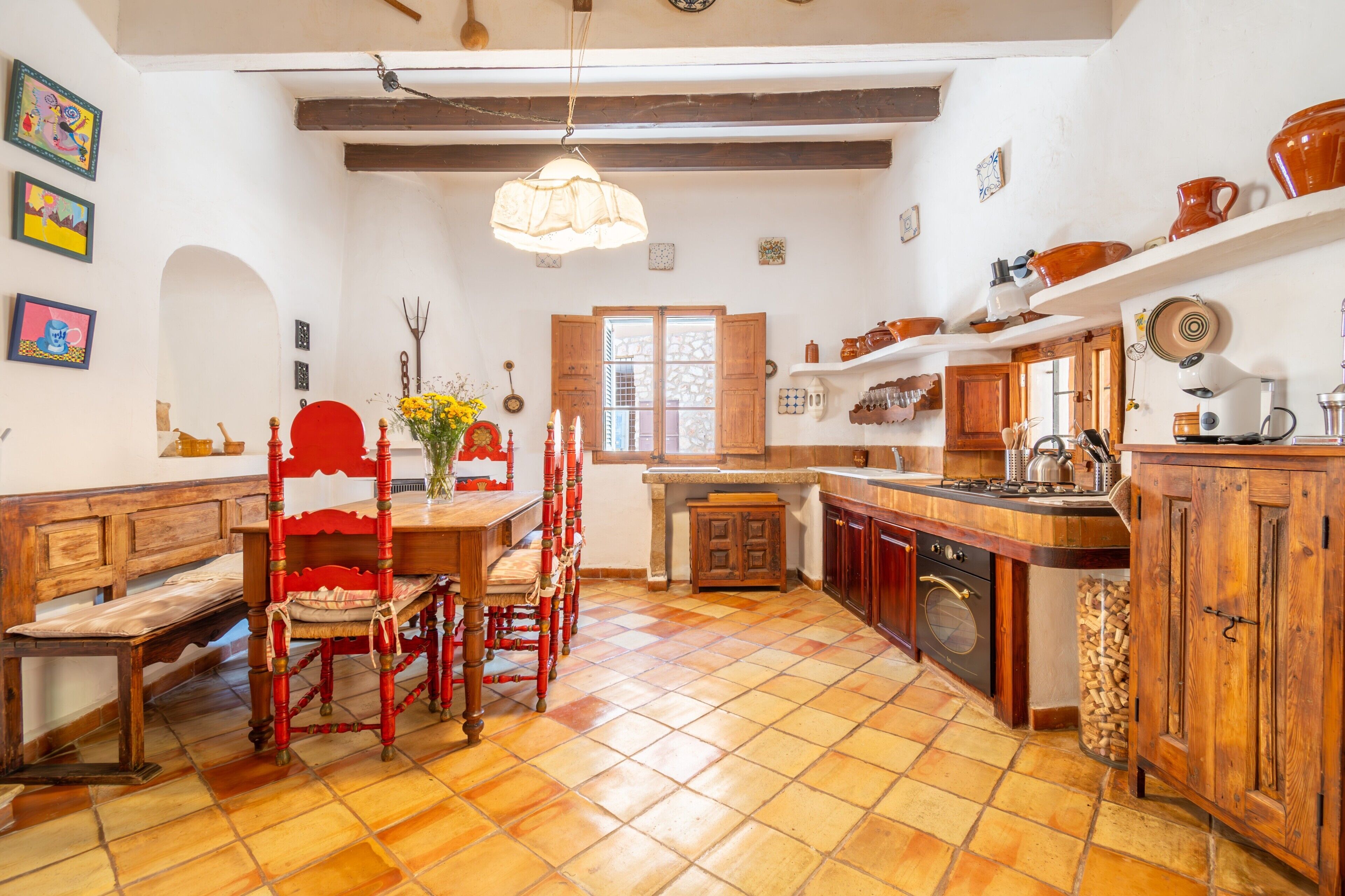 Kjøleskap, ovn, kokeplater og kaffetrakter/tekoker