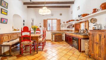 Kjøleskap, ovn, kokeplater og kaffetrakter/tekoker