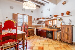 Frigorífic, forn, placa de cuina i cafetera i tetera 