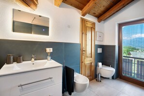 Douche, sèche-cheveux, serviettes fournies