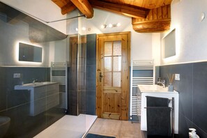 Een douche, een haardroger, handdoeken